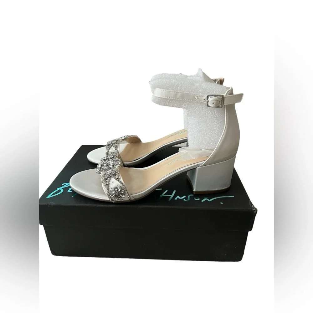 NIB Betsey Johnson Women’s Mel Rhinestone Ivory Block Heel Pumps size 8 - Picture 5 of 10